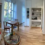 Privates Apartment Mit Bad, Kueche, Sofa & Balkon