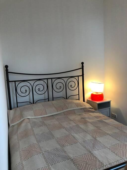 Privates Mit Bad, Kueche, Sofa & Balkon Frankfurt am Main