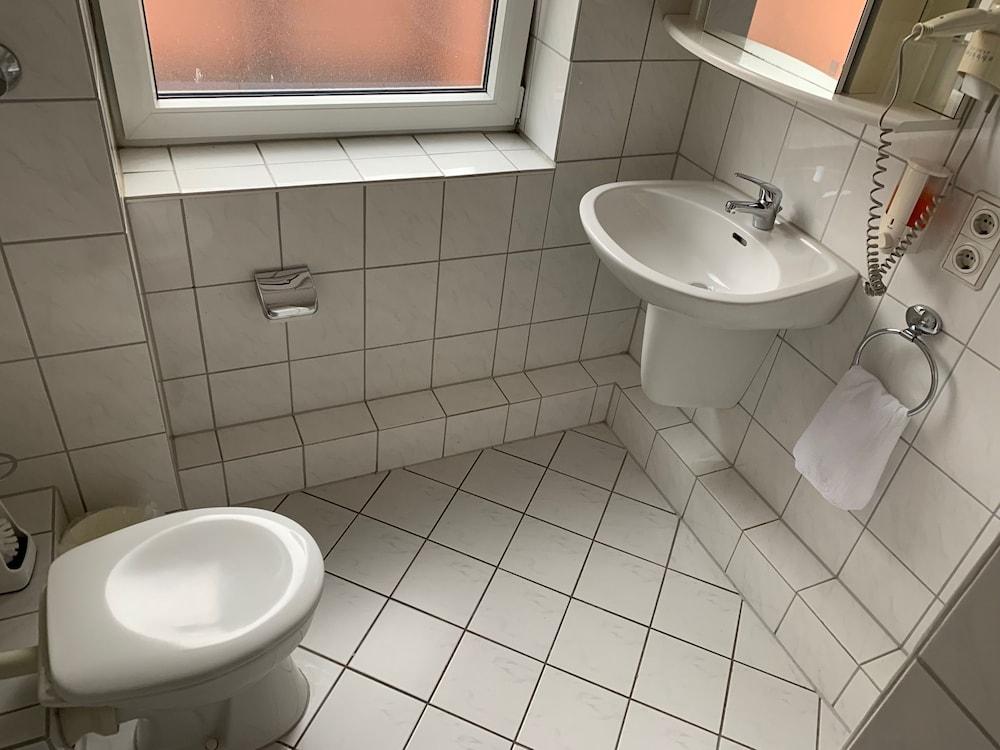 Am Kurfürstenplatz - Messe 3*