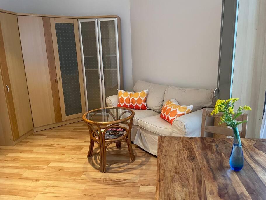 Privates Mit Bad, Kueche, Sofa & Balkon * Frankfurt am Main