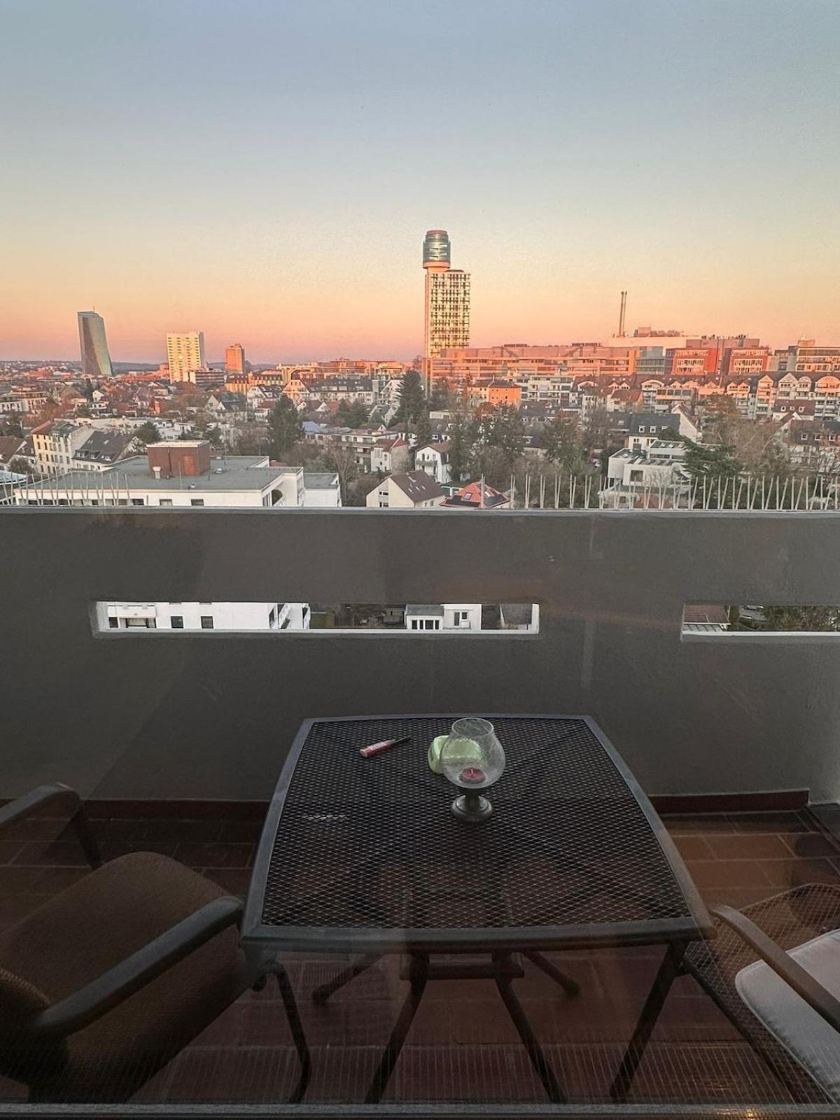 Middle Of Frankfurt - High Tech Business - Move-in - Ideal For Single Business Person Apartment Frankfurt am Main