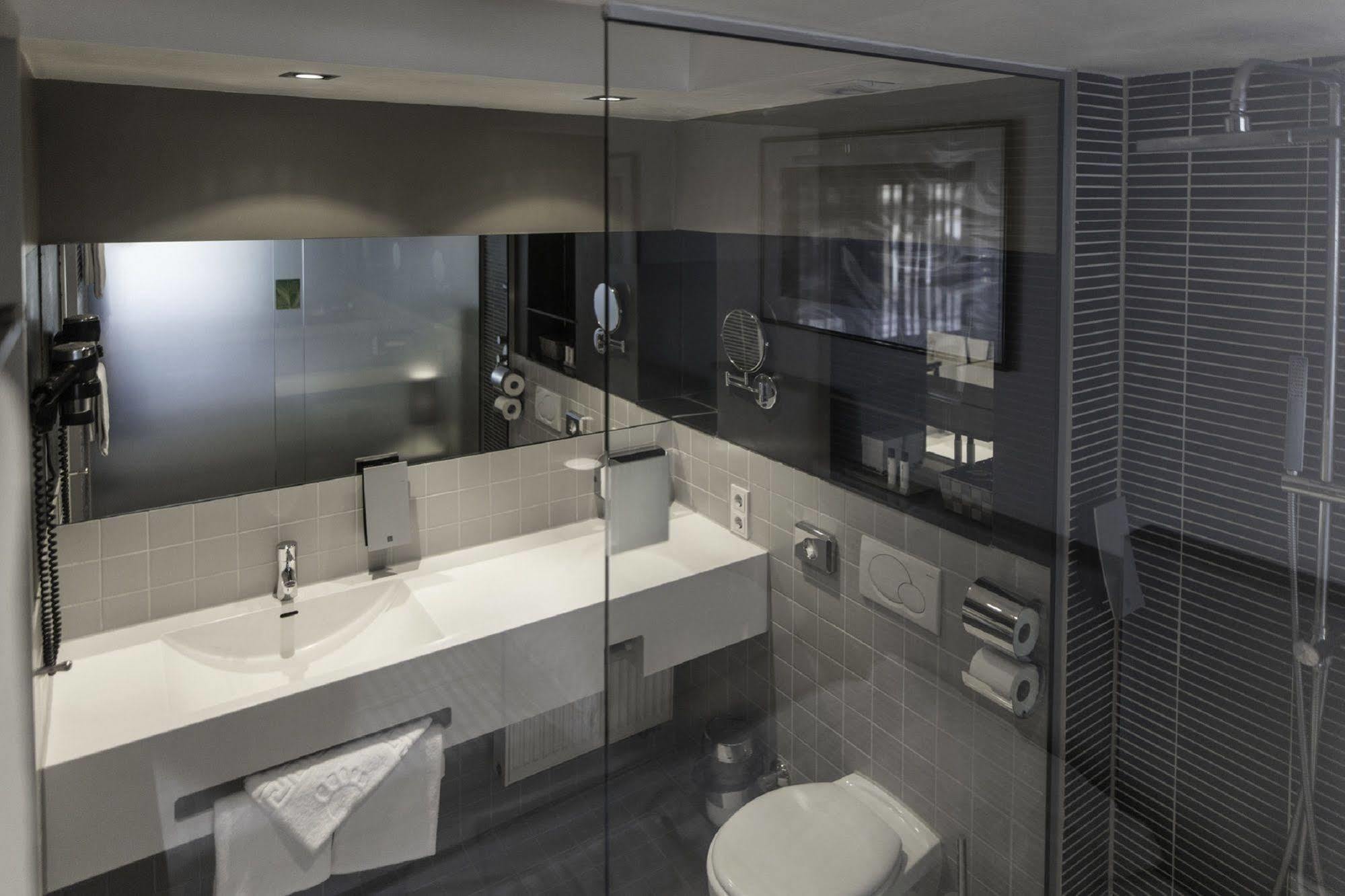 Pearl Design Frankfurt 4*