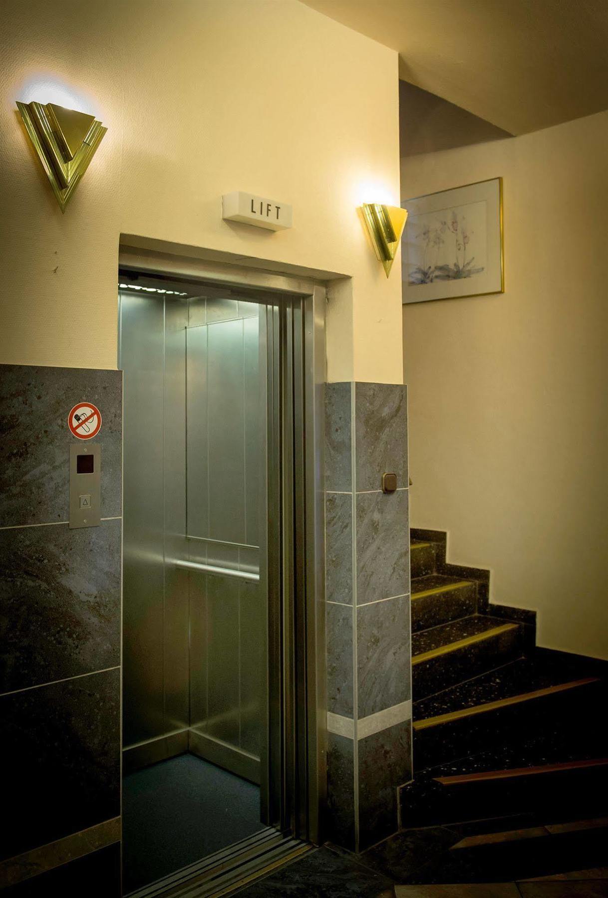 Aria Hotel 3*