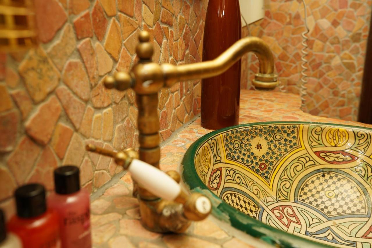 Oriental & Restaurant Hotel