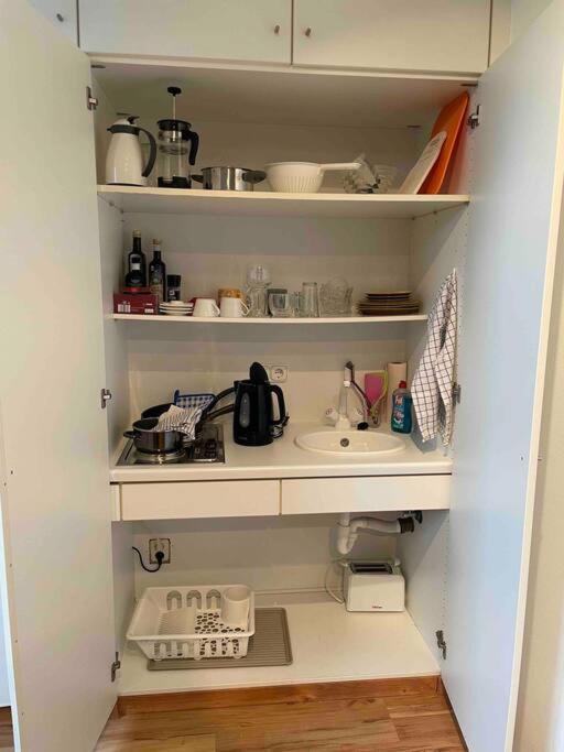 Appartement Privates Mit Bad, Kueche, Sofa & Balkon Francfort-sur-le-Main