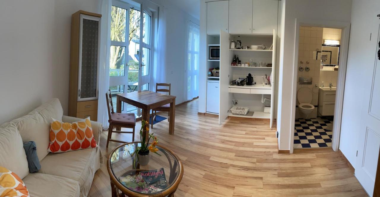 Privates Mit Bad, Kueche, Sofa & Balkon Appartement