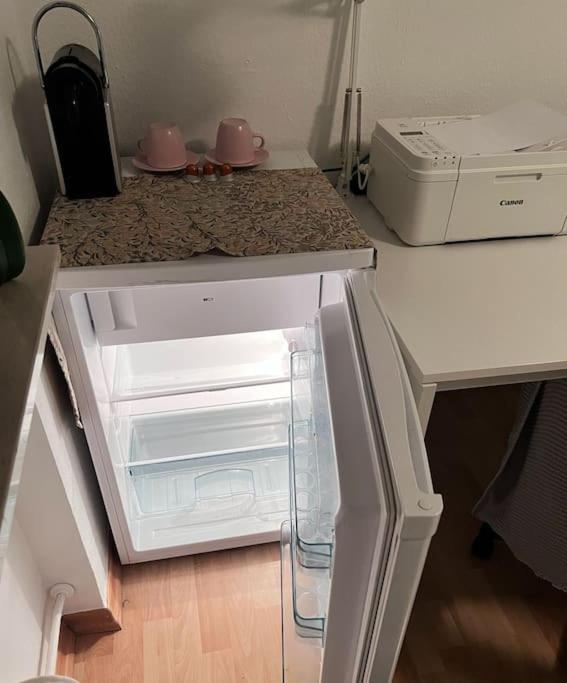 Private With Large Bed -netflix And Projector Frankfurt am Main