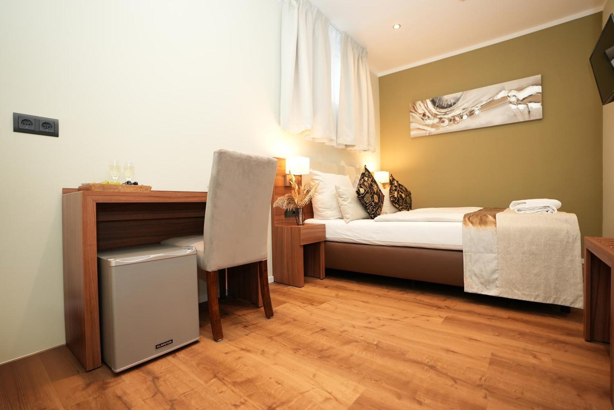 Hotel Attache An Der Messe 3*