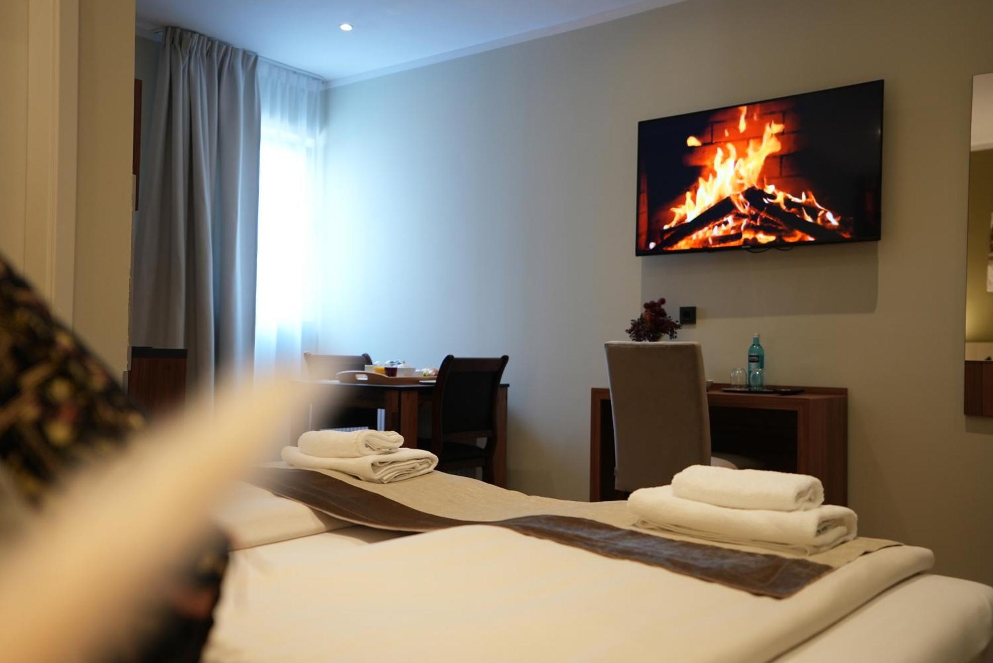 Attache An Der Messe Hotel 3*