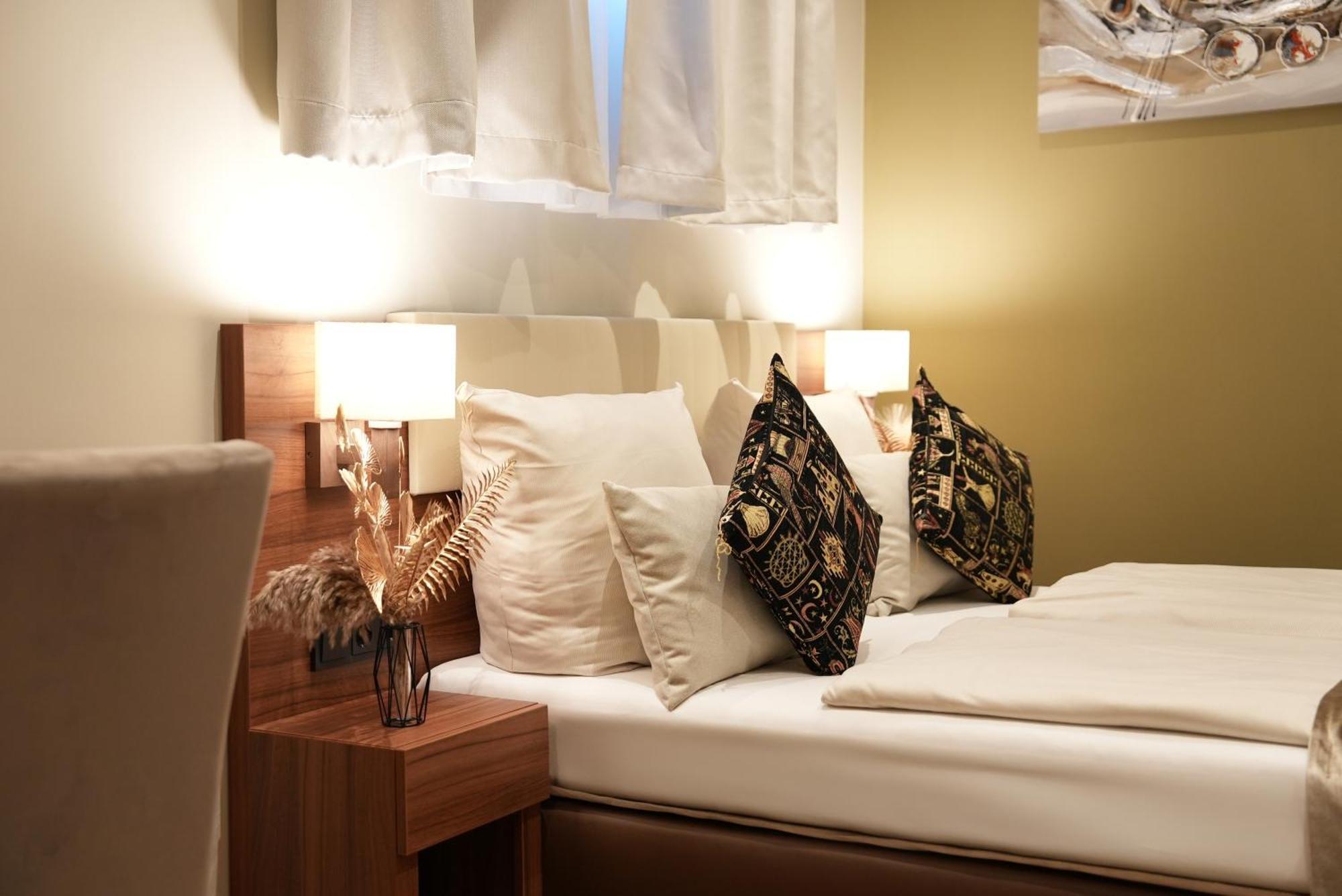 Attache An Der Messe Hotel 3*