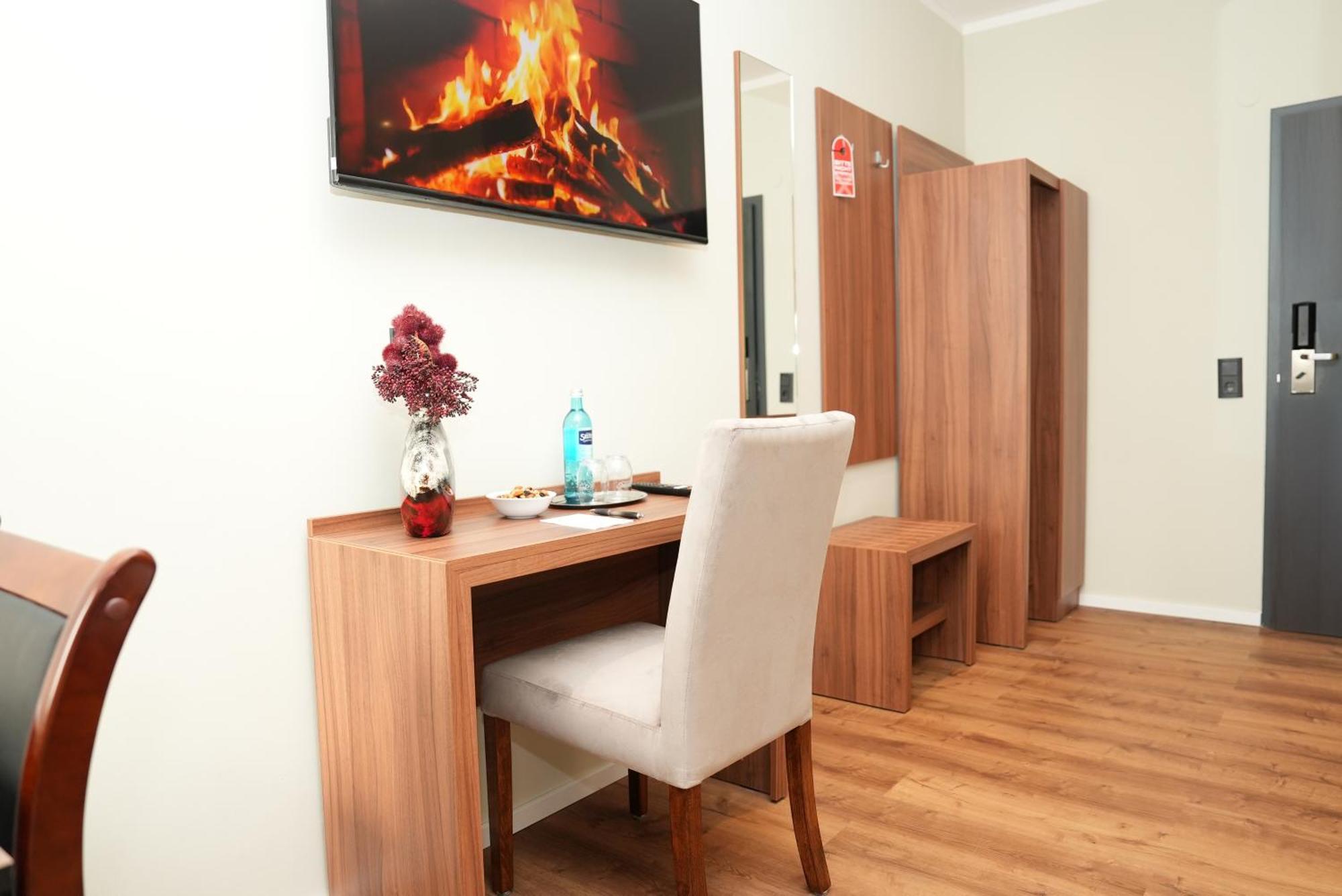 Hotel Attaché An Der Messe 3*