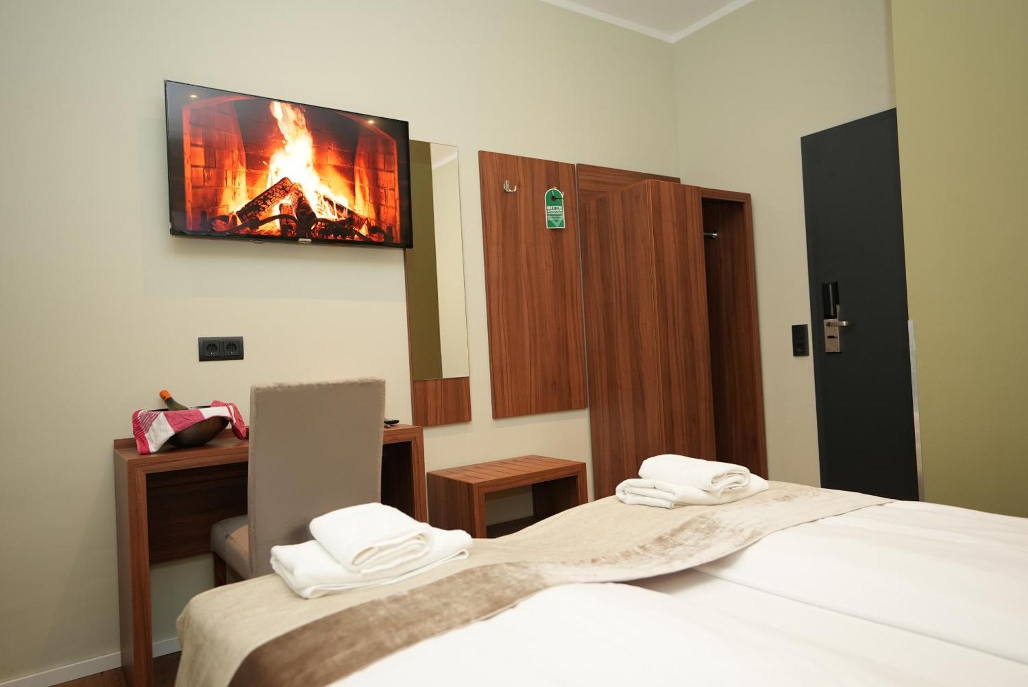 Attache An Der Messe Hotel 3*