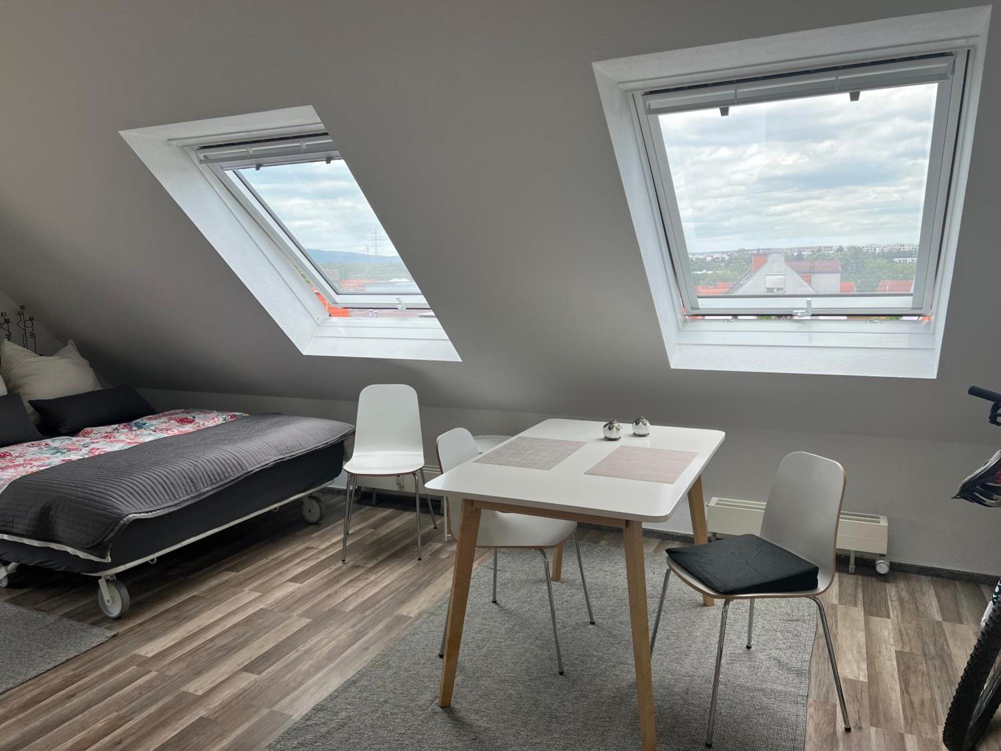Gemuetliche Helle Dach-wohnung In Frankfurt Apartment *