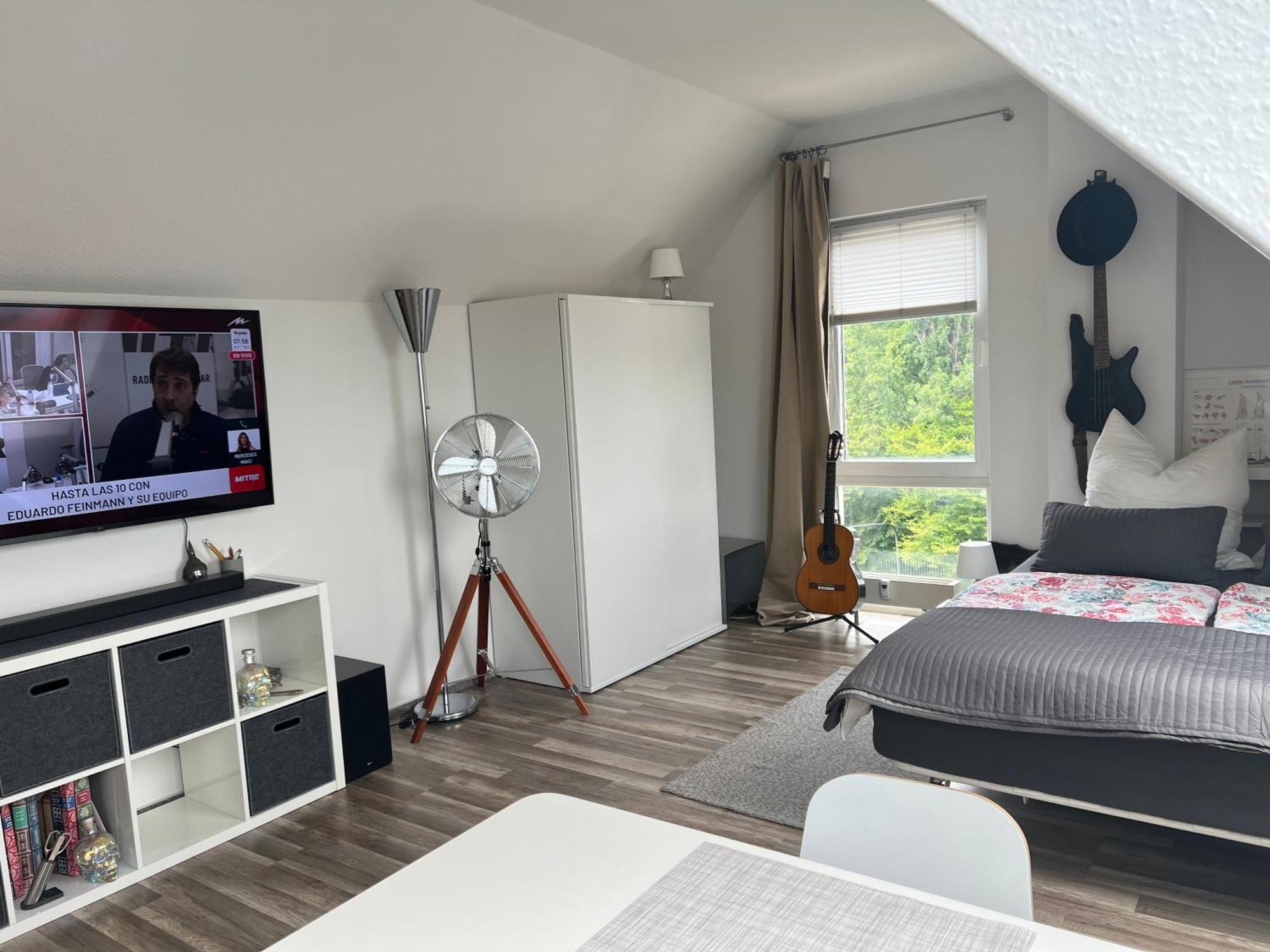 Gemuetliche Helle Dach-wohnung In Frankfurt *