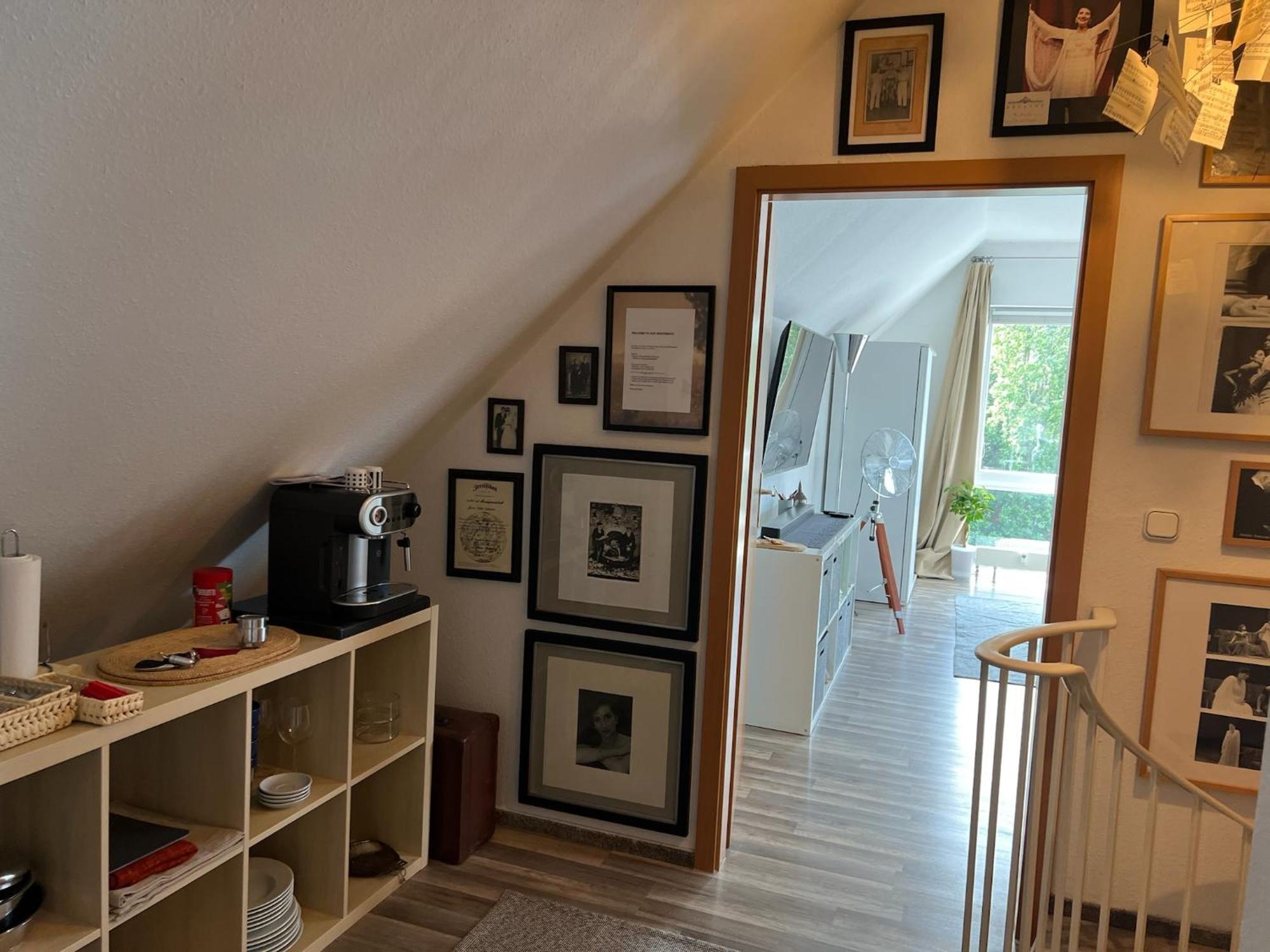 Gemuetliche Helle Dach-wohnung In Frankfurt *
