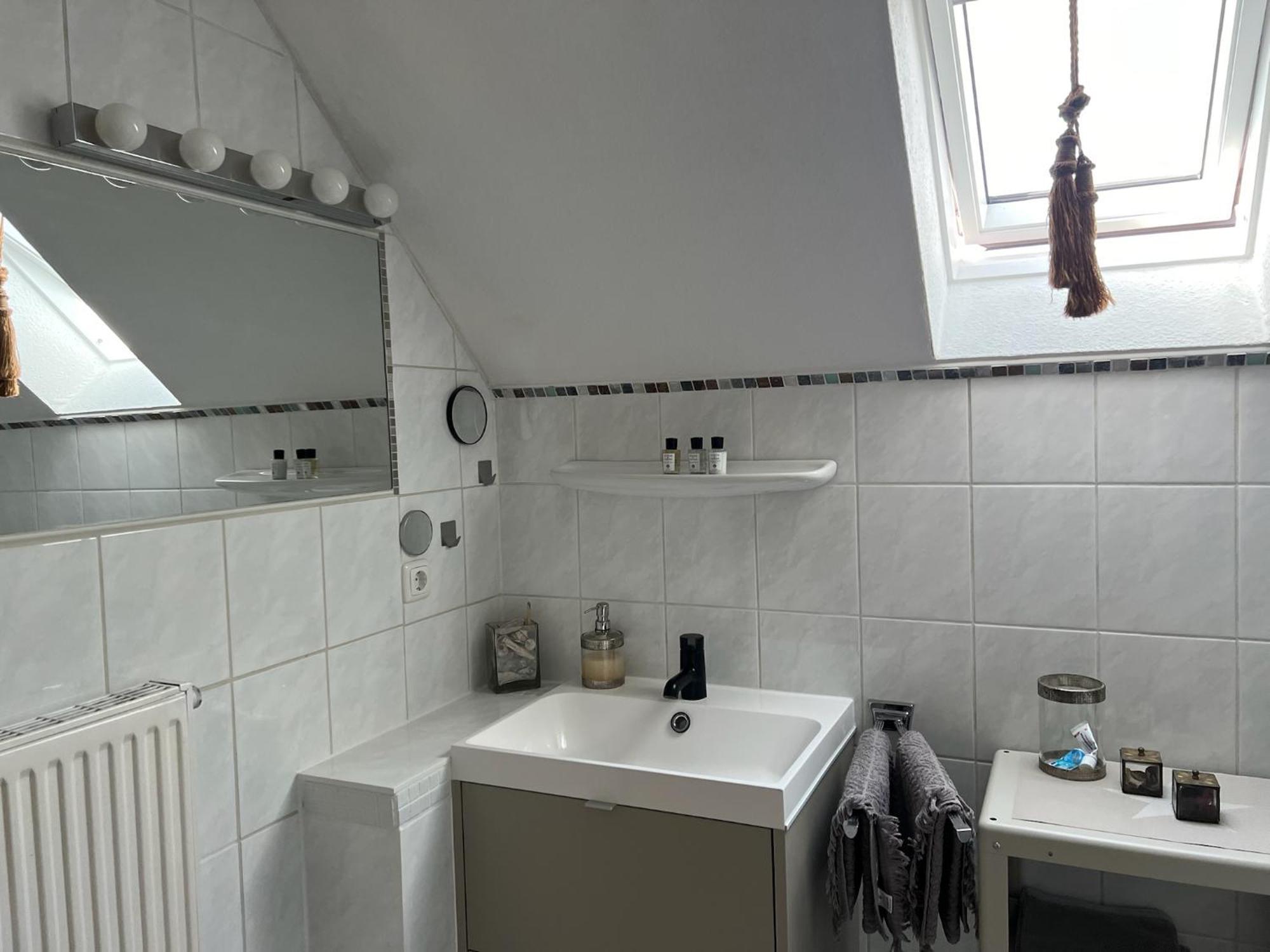 Gemuetliche Helle Dach-wohnung In Frankfurt *