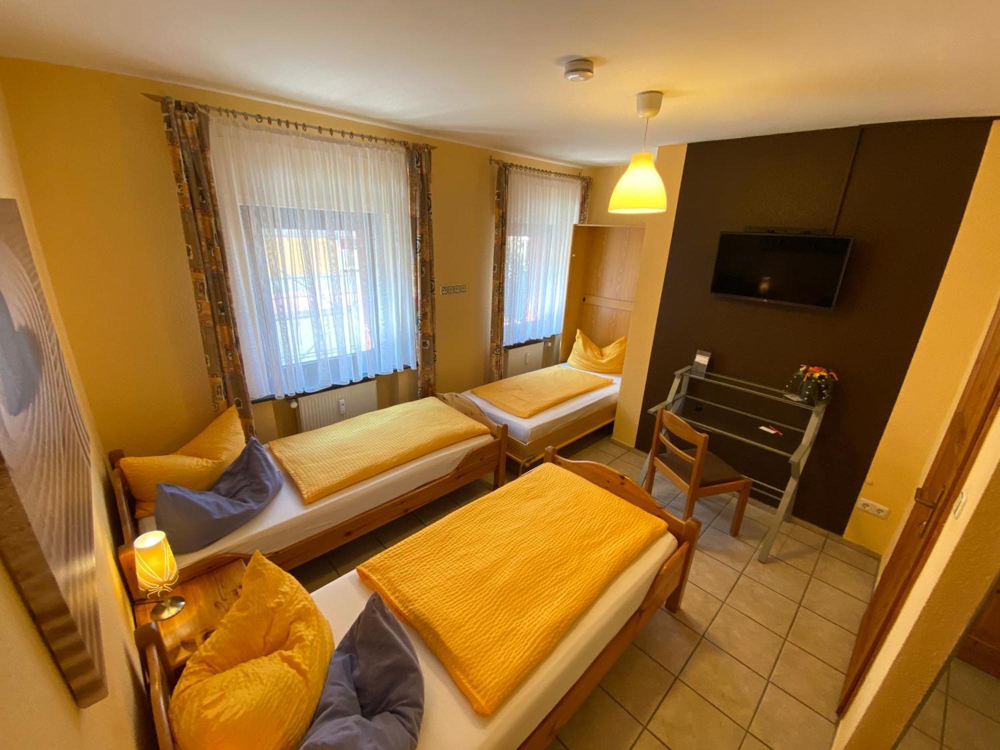 Gute Nacht Hotel *