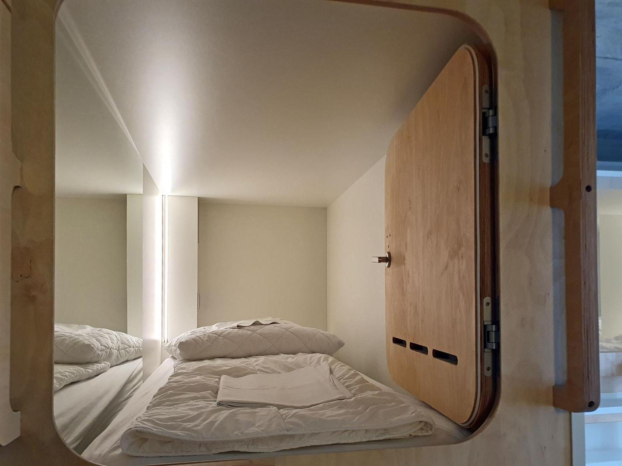 Five Elements And Capsules Frankfurt Hostal *