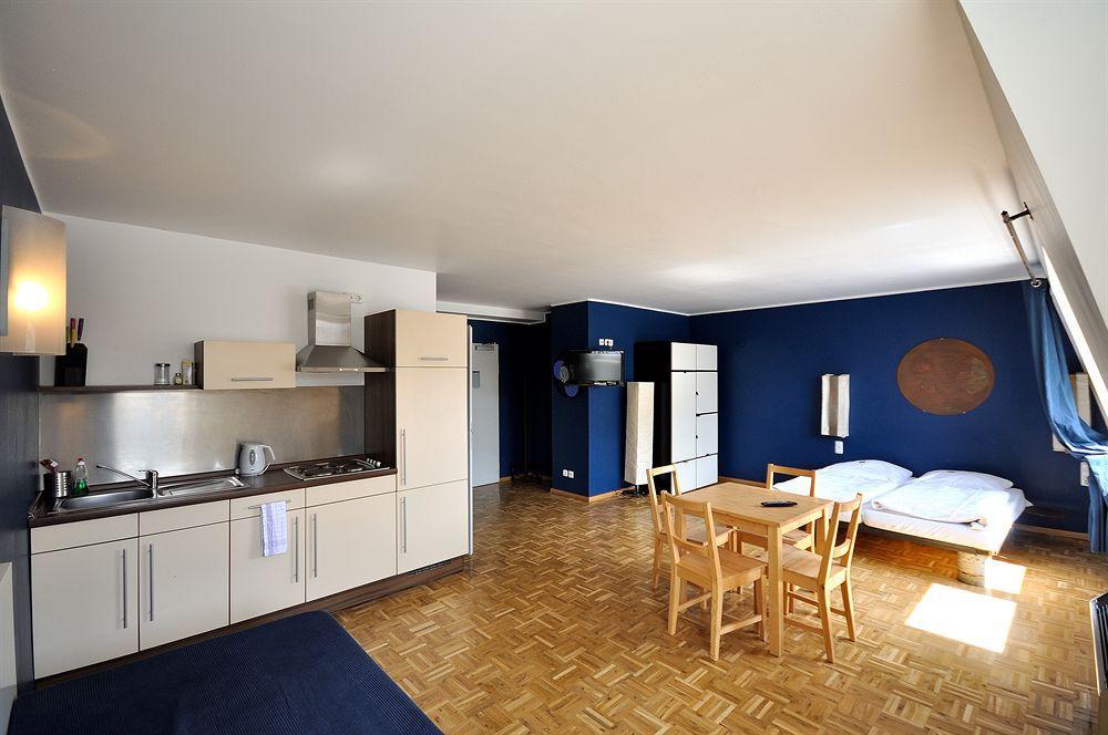 Hostal Five Elements And Capsules Frankfurt *