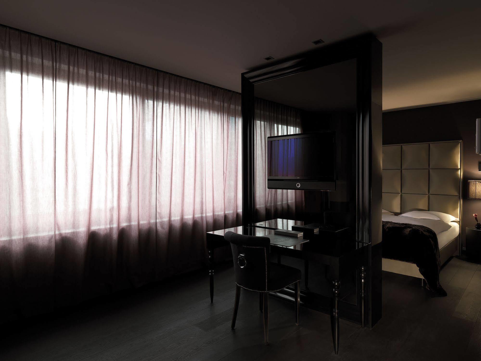 Hotel Roomers Frankfurt Central, Autograph Collection