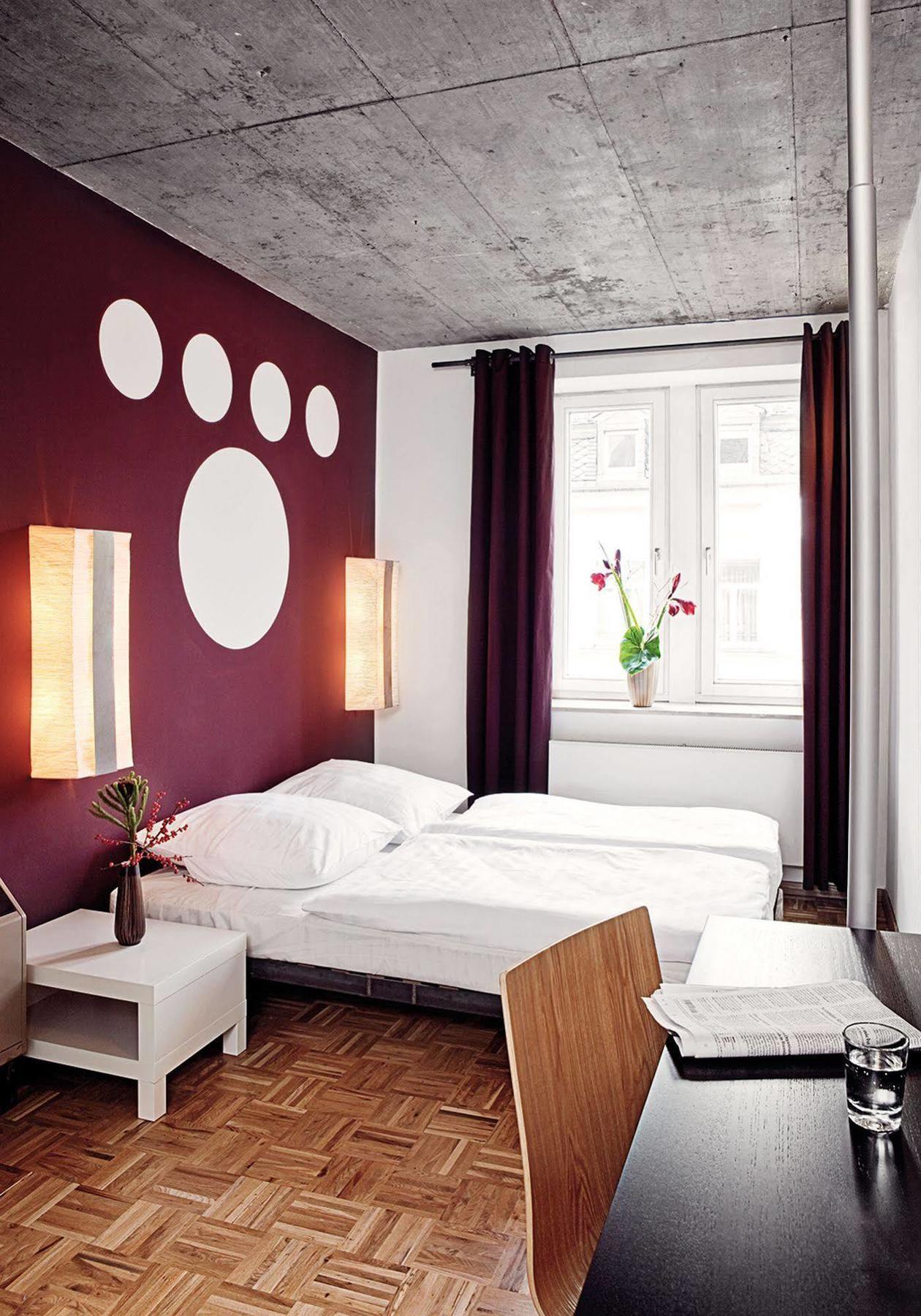 Five Elements And Capsules Frankfurt Hostal