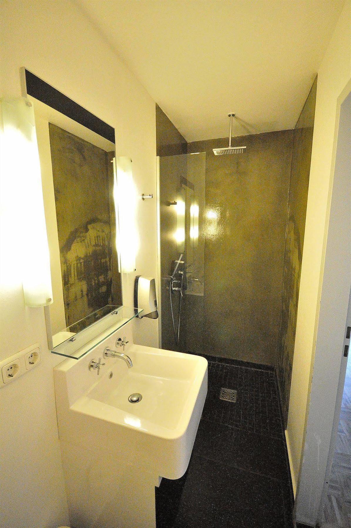 Hostal Five Elements And Capsules Frankfurt *