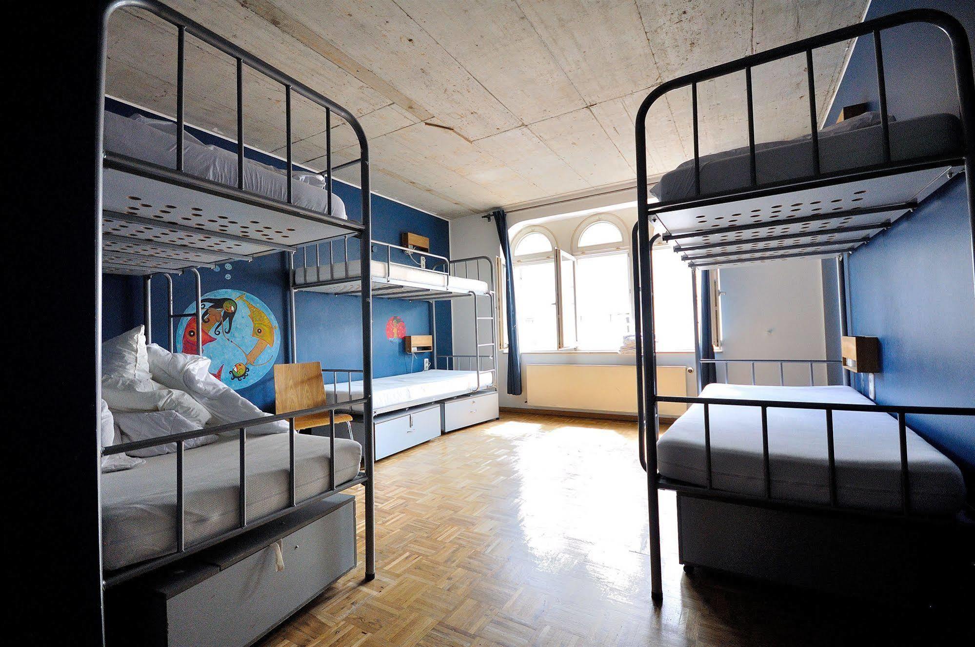 Five Elements And Capsules Frankfurt Hostal *