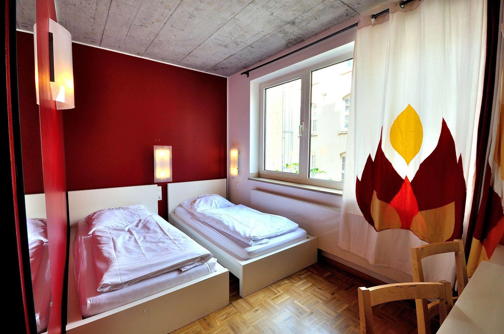 Five Elements And Capsules Frankfurt Hostal *