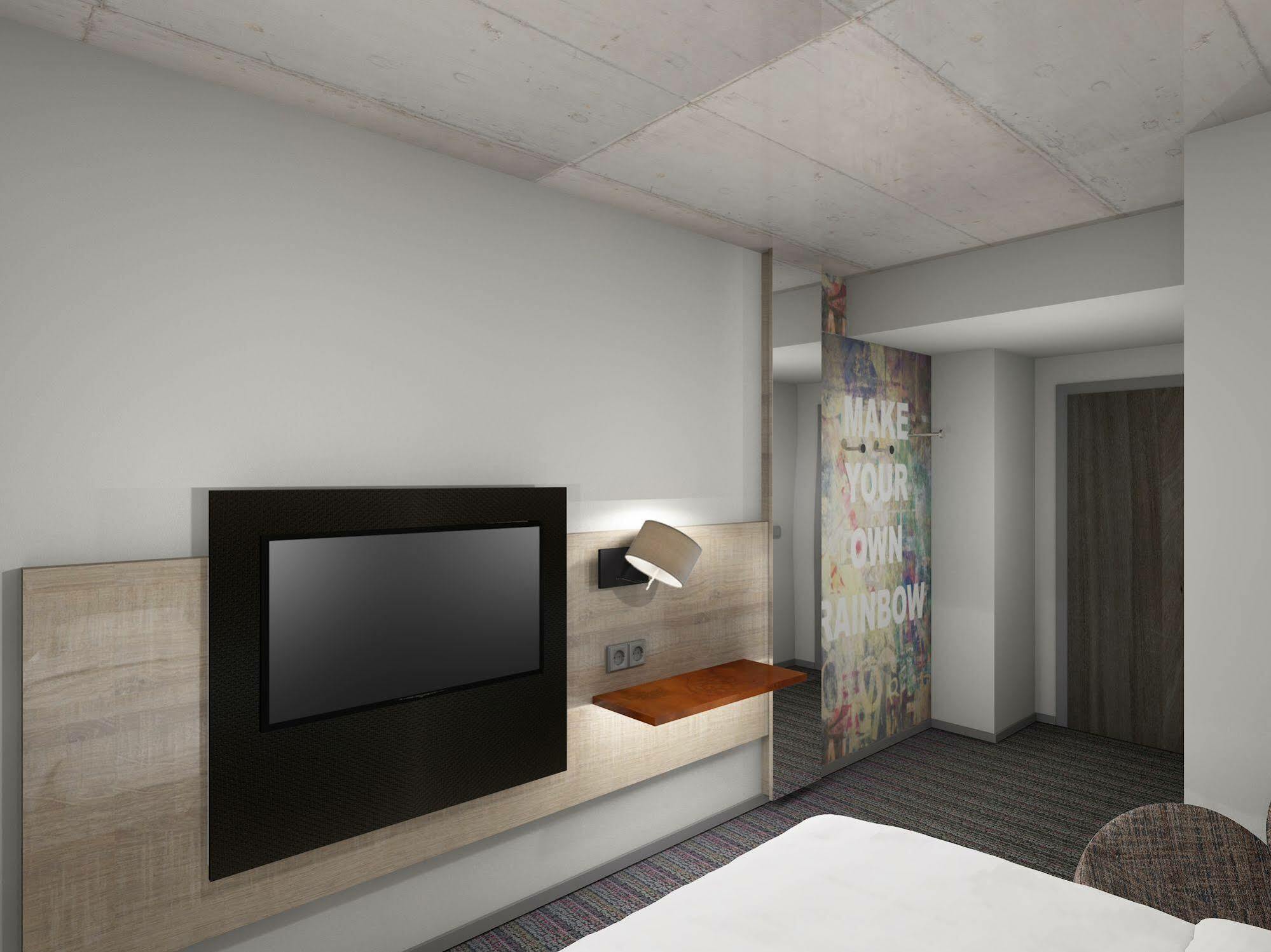 Moxy Frankfurt East Hotel 3*