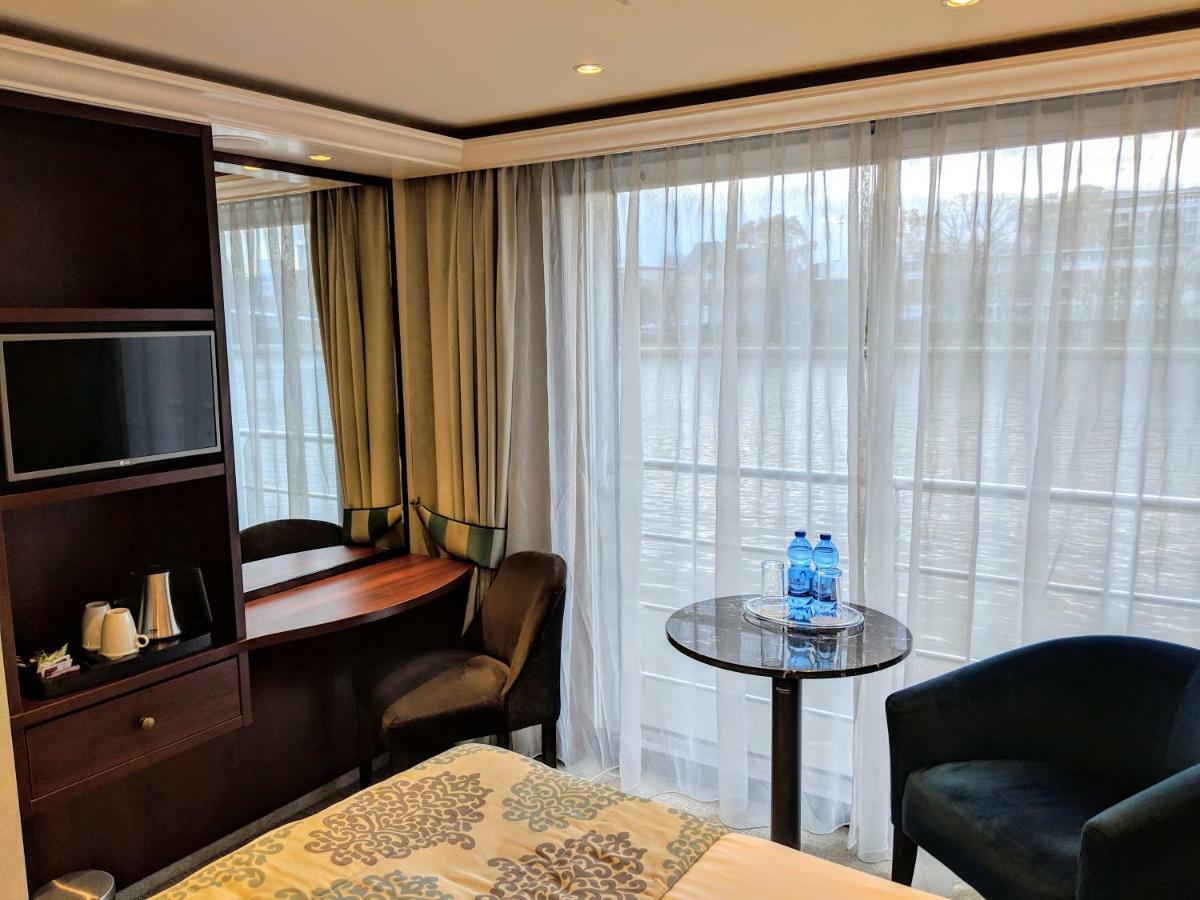 Select Ms Charles Dickens - Frankfurt Botel