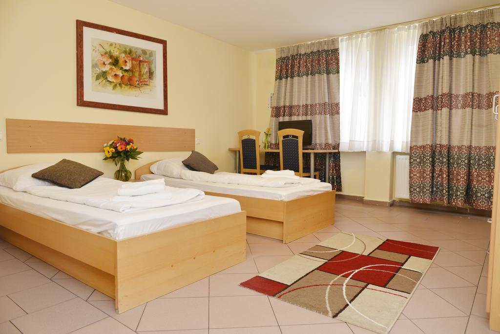 Crown Hotel 2*