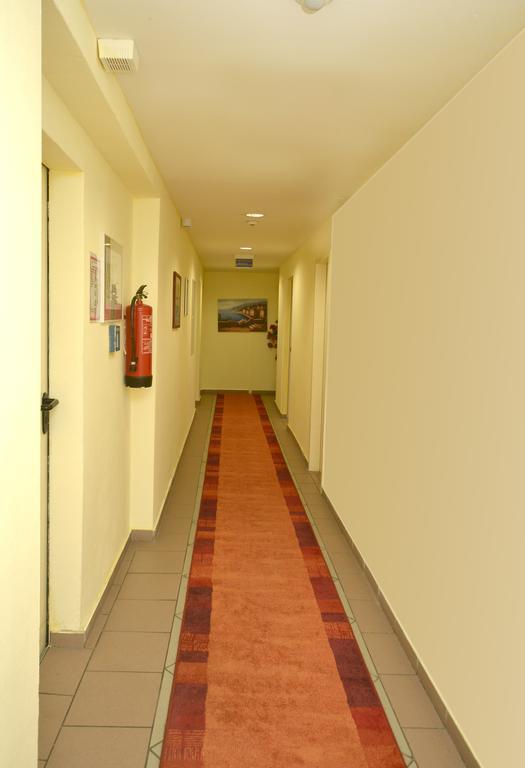 Crown Hotel 2*