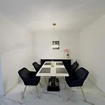 Modern Moeblierte Wohnung In Zentraler Lage