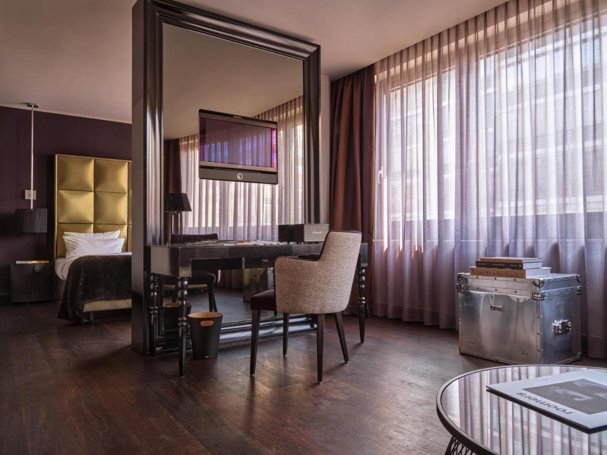 Roomers Frankfurt, Autograph Collection