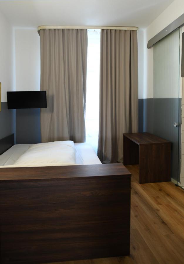 Apadana Frankfurt Hotel 2*