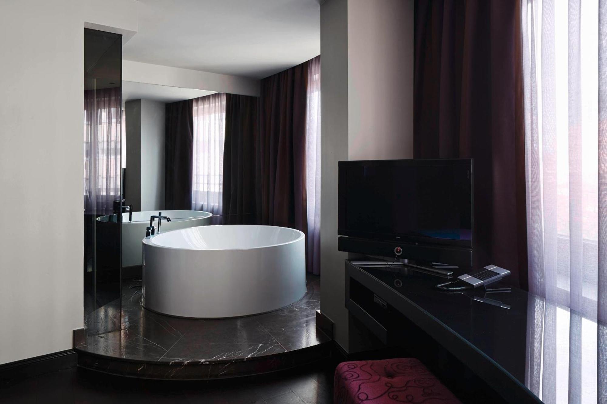 Roomers Frankfurt, Autograph Collection