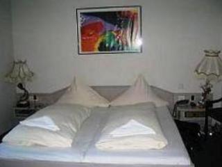 Apadana Frankfurt Hotel 2*